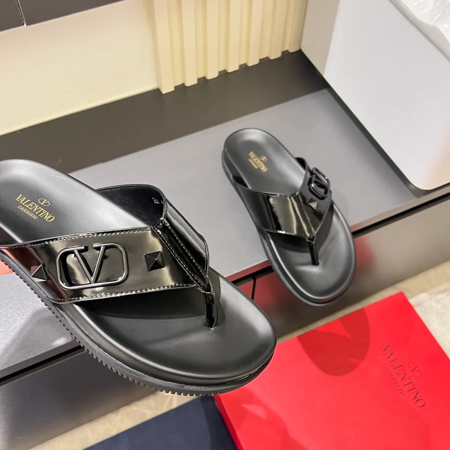 p300《VALENTINO》Warren Men🧍‍♂️Spring and Summer New Style. Cowhide logo flat slippers, elegant sandals, the same style worn by celebrities, original molding, imported calfskin. Rubber outsole. Soft and durable, full set of counter packaging, 38-44!